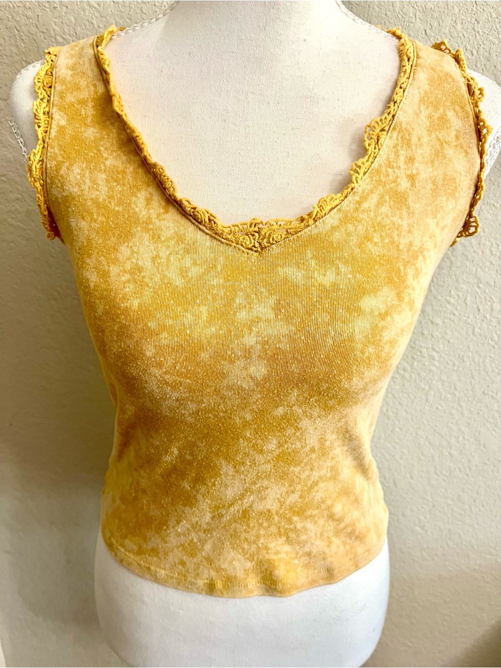 Self Esteem Women's Yellow V-Neck Sleeveless Top